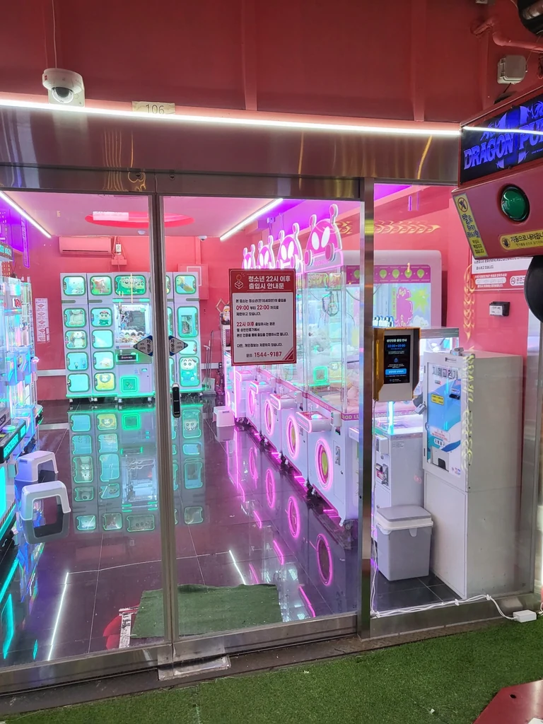 성인인증기가 설치된 매장 자동문 전체 모습