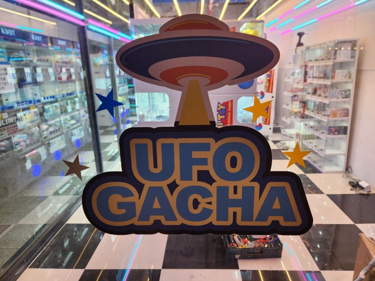 UFO Gacha 매장 창문